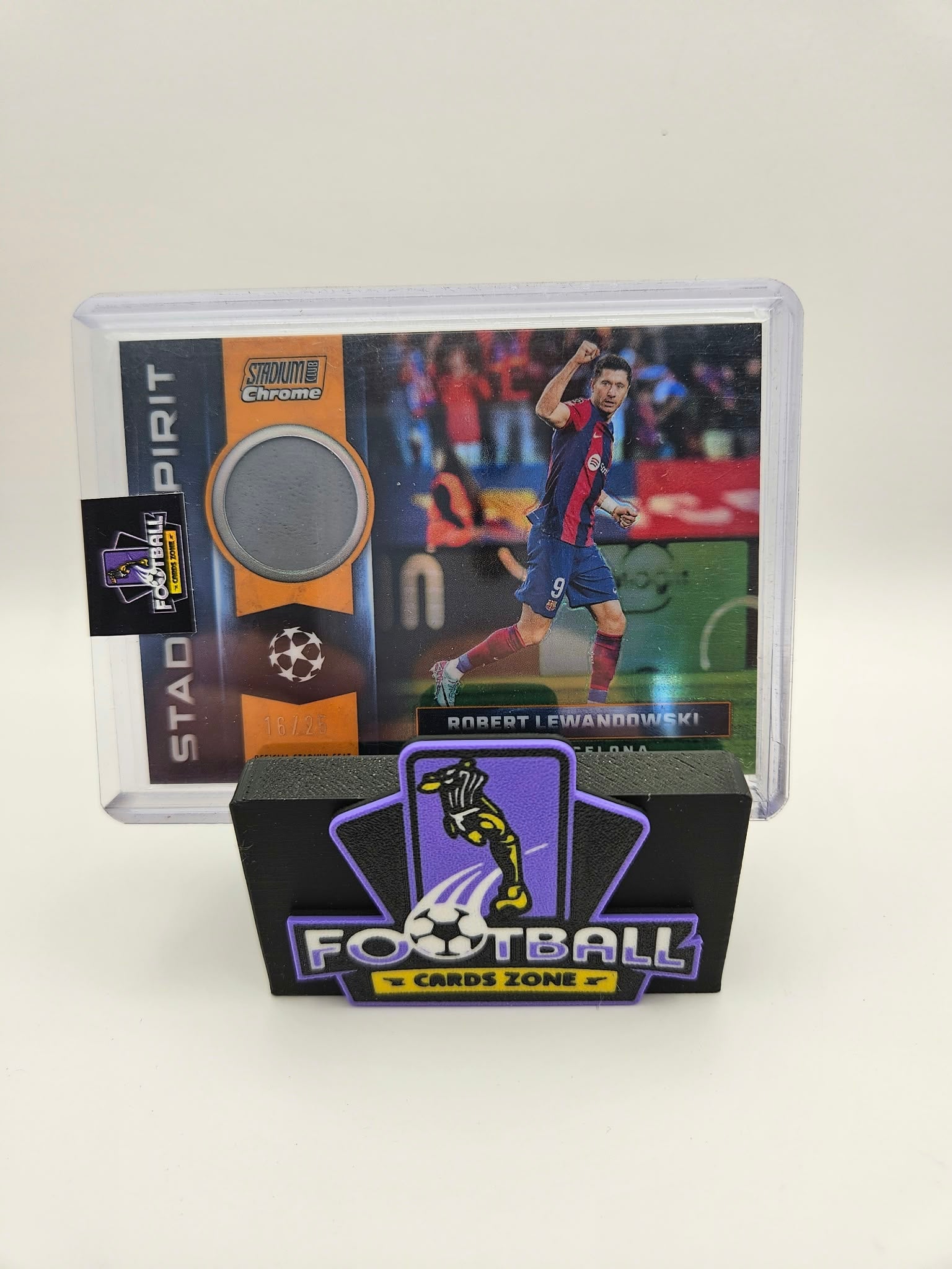 Robert Lewandowski 16/25 + Stadium Seat Relic - Topps Chrome Staduim Club - SINGLE